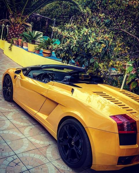 Devis pour une location d une Lamborghini pour un anniversaire ou trouver une Lamborghini a offrir en cadeau qui loue un véhicule de luxe pour un mariage location d une décapotable de luxe pour un mariage qui loue une voiture de luxe avec chauffeur à Toul